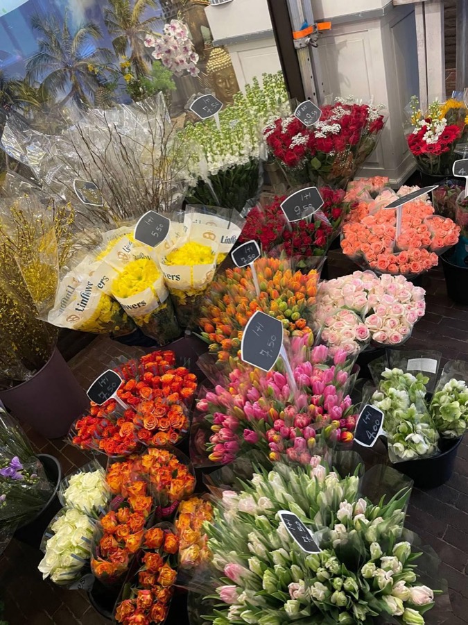 Emmers met verse tulpen en snijbloemen